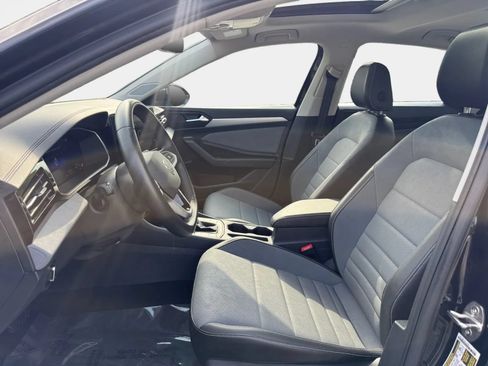 Used 2025 Volkswagen Jetta SE FWD image 9