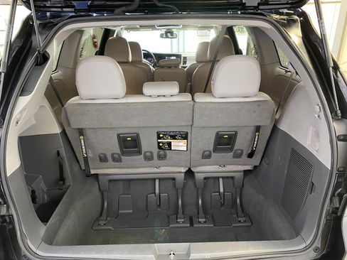 Used 2020 Toyota Sienna XLE w/ XLE Navigation Package image 30