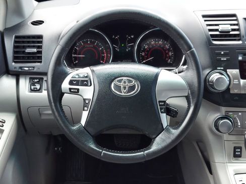 Used 2012 Toyota Highlander SE w/ Tow Pkg AWD/4WD image 12