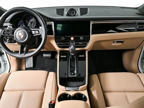 Certified 2025 Porsche Macan AWD image 17