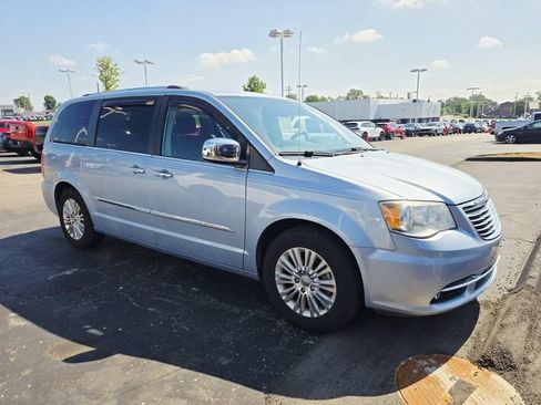Used 2016 Chrysler Town & Country Limited w/ Trailer Tow Group FWD image 4