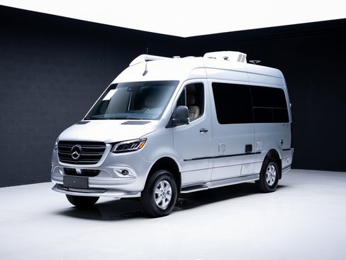 Used 2022 Mercedes-Benz Sprinter 144 Cargo image 4