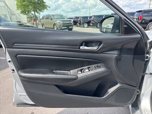 Used 2024 Nissan Altima 2.5 SV FWD image 9