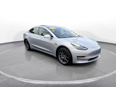 Used 2018 Tesla Model 3 Mid Range RWD image 2