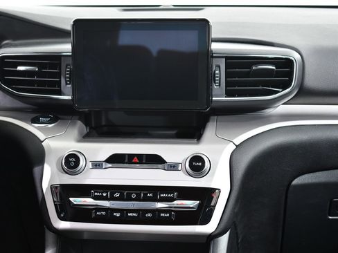 Used 2022 Ford Explorer XLT w/ Equipment Group 202A image 9