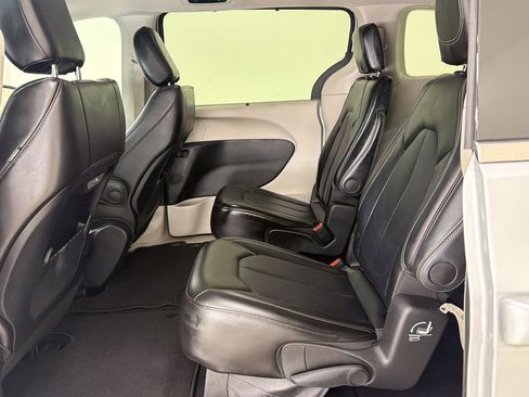 Used 2024 Chrysler Pacifica Touring-L FWD image 15