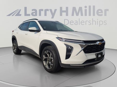 Certified 2025 Chevrolet Trax LT FWD image 7