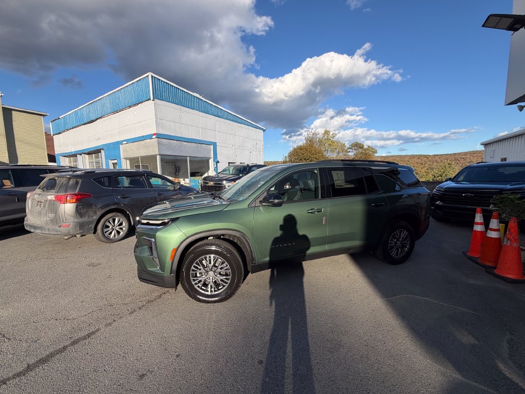 New 2027 Chevrolet Traverse LT AWD/4WD image 2