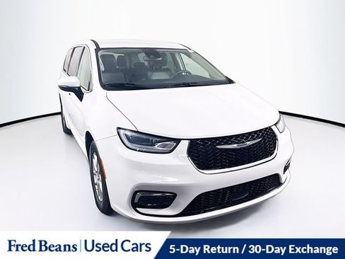 Used 2023 Chrysler Pacifica Touring-L FWD image 1