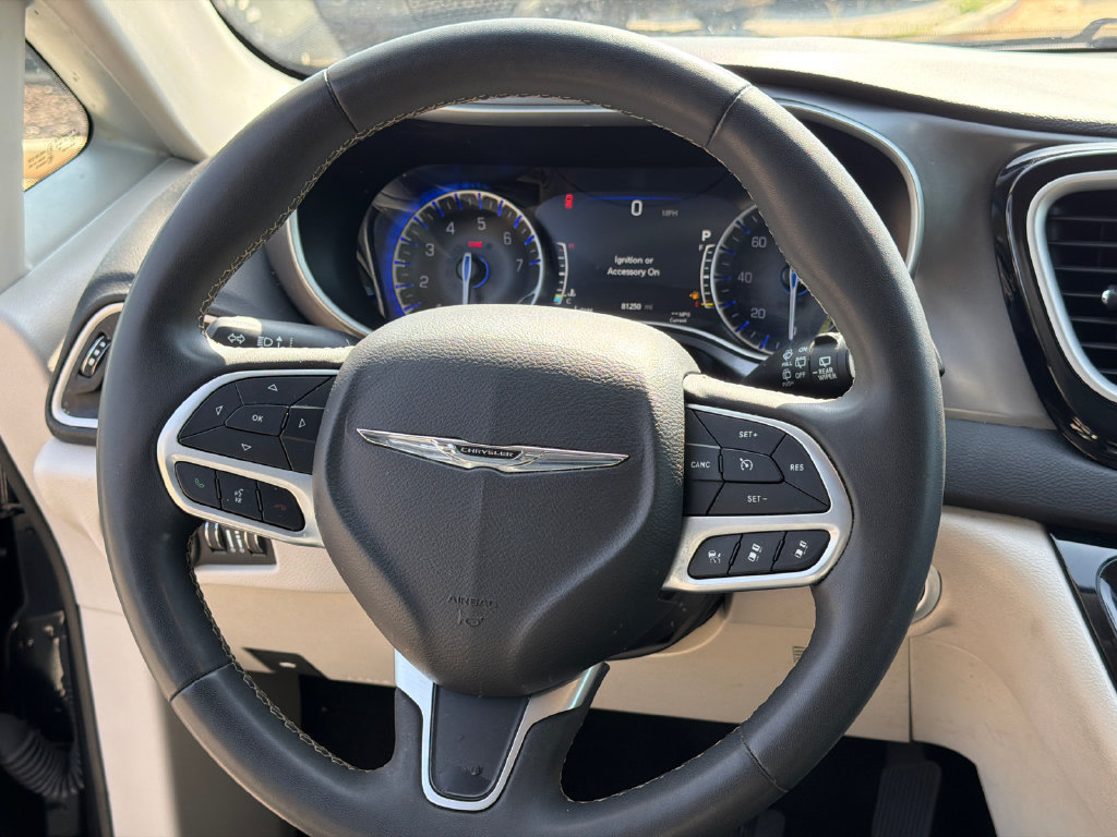 Used 2023 Chrysler Pacifica Touring-L FWD image 21