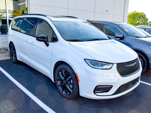 Used 2025 Chrysler Pacifica Limited FWD image 3