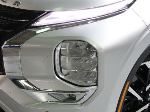 Used 2023 Mitsubishi Outlander SE image 2