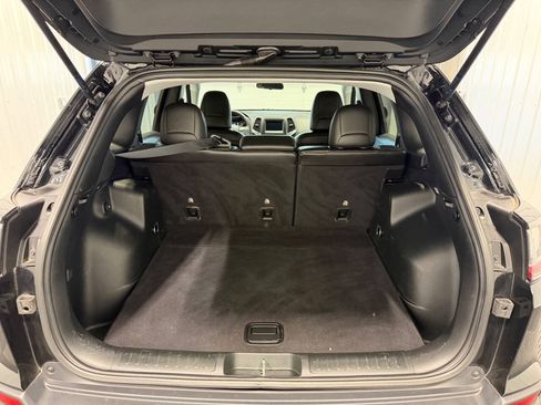 Used 2019 Jeep Cherokee Latitude Plus w/ Cold Weather Group AWD/4WD image 11