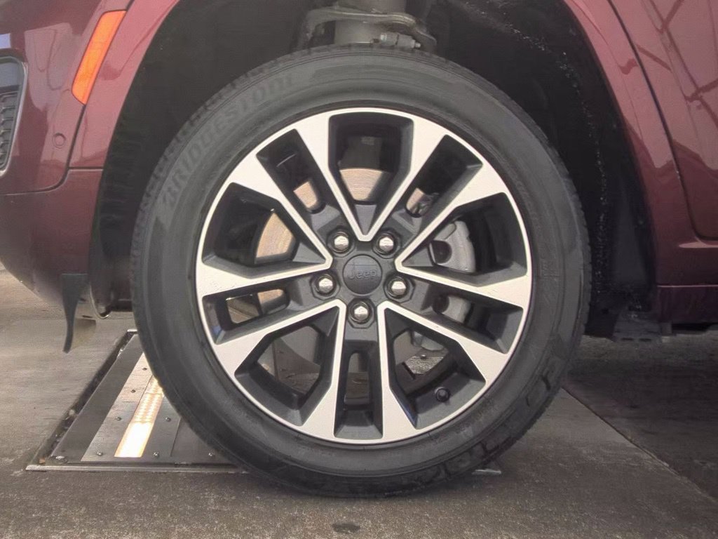 Used 2023 Jeep Grand Cherokee Overland w/ Luxury Tech Group IV AWD/4WD image 6