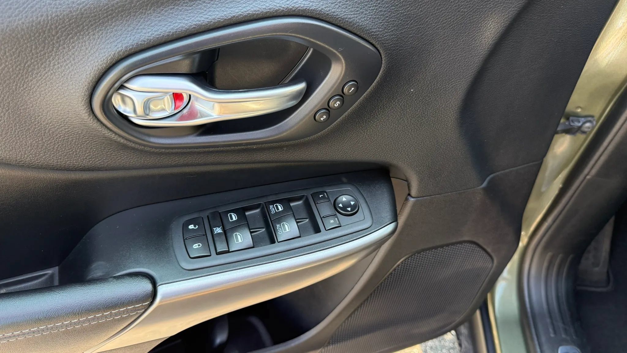 Used 2020 Jeep Cherokee Limited AWD/4WD image 17