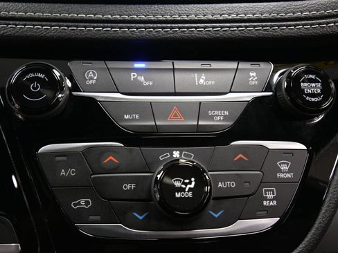 Used 2025 Chrysler Pacifica Limited FWD image 17