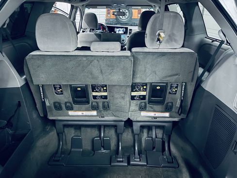Used 2017 Toyota Sienna LE FWD image 37