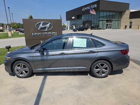 Used 2024 Volkswagen Jetta SE FWD image 8