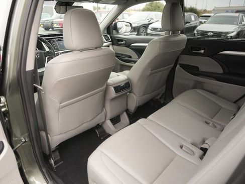 Used 2019 Toyota Highlander XLE image 12
