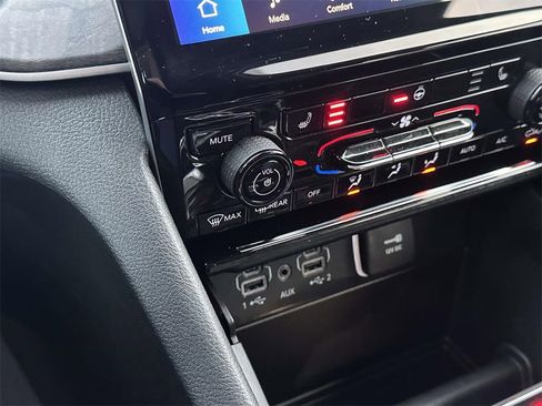 Used 2023 Jeep Grand Cherokee Limited image 27