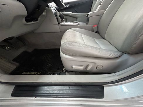 Used 2013 Toyota Camry XLE w/ Leather Pkg image 31