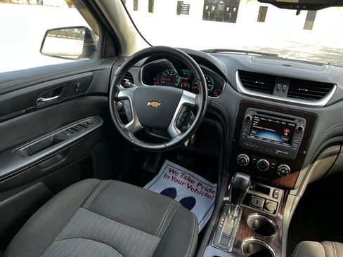 Used 2017 Chevrolet Traverse LT w/ Style and Technology Package image 28