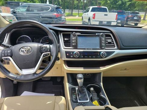 Certified 2017 Toyota Highlander XLE FWD image 26