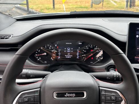Used 2025 Jeep Compass Trailhawk AWD/4WD image 38