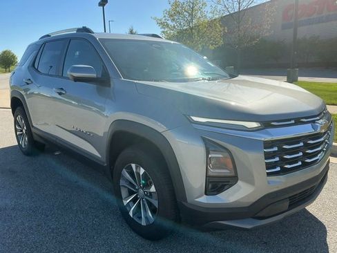 Used 2025 Chevrolet Equinox LT w/ Convenience Package II FWD image 2