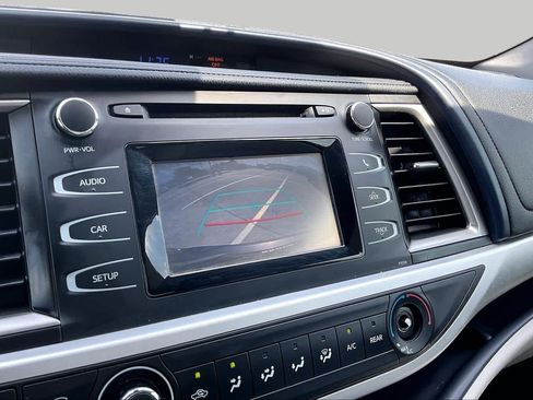 Used 2018 Toyota Highlander LE FWD image 28
