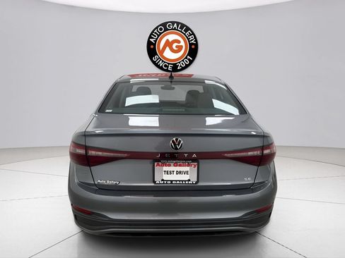 Used 2025 Volkswagen Jetta SE FWD image 5