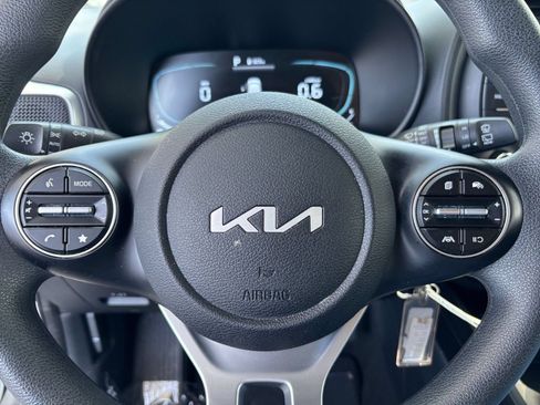 Used 2025 Kia Soul LX w/ LX Technology Package FWD image 25