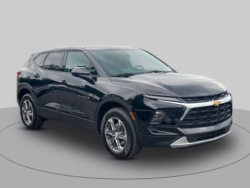 Used 2025 Chevrolet Blazer LT FWD image 1