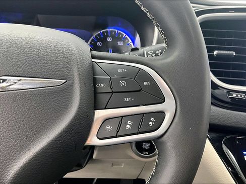 Used 2024 Chrysler Pacifica Touring-L FWD image 19