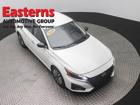 Used 2025 Nissan Altima 2.5 SV FWD image 3