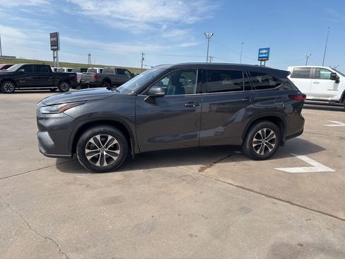 Used 2021 Toyota Highlander XLE image 3