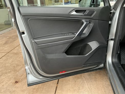 Used 2021 Volkswagen Tiguan SE w/ Panoramic Sunroof Package image 14