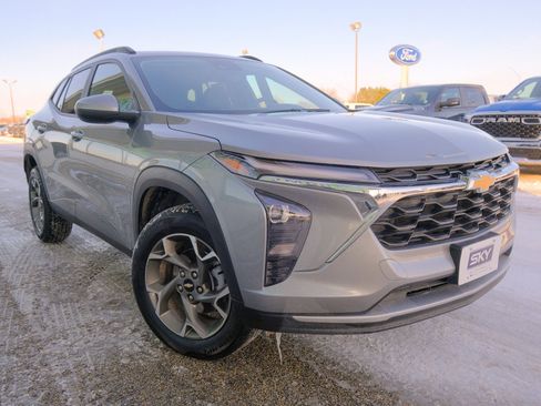 Used 2025 Chevrolet Trax LT image 13