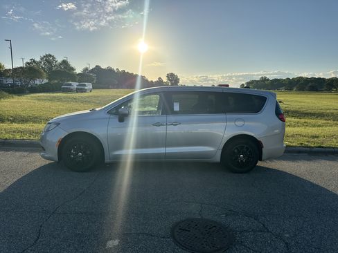 Used 2023 Chrysler Voyager LX image 7