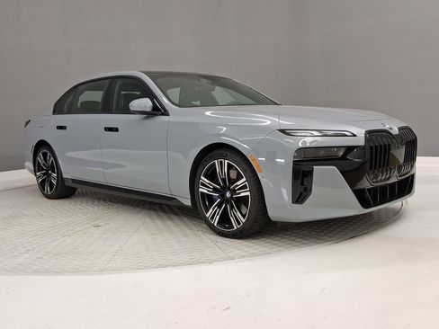 Used 2023 BMW 760i xDrive AWD/4WD image 5