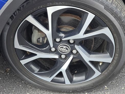 Used 2019 Toyota C-HR Limited FWD image 3