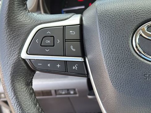 Used 2024 Toyota Sienna XLE AWD/4WD image 9