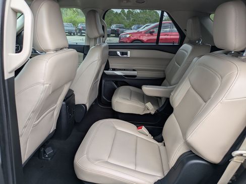 Used 2023 Ford Explorer XLT w/ Equipment Group 202A RWD image 12