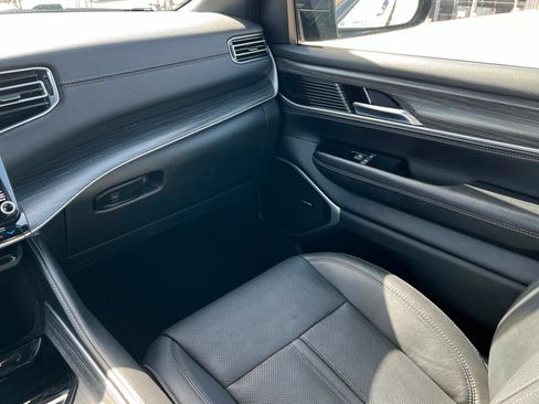 Used 2023 Jeep Wagoneer Series II AWD/4WD image 10