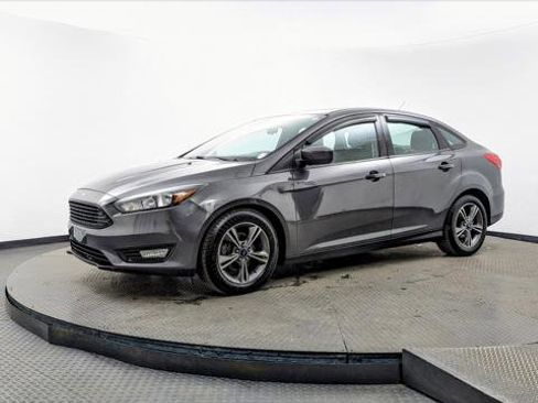 Used 2018 Ford Focus SE w/ SE Appearance Package image 2