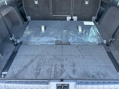 New 2025 Land Rover Discovery Dynamic SE image 14