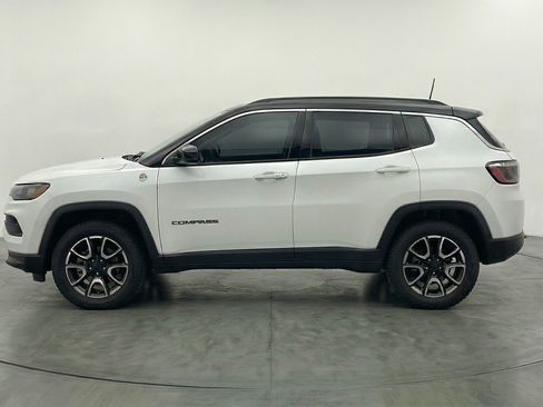 Used 2025 Jeep Compass Trailhawk AWD/4WD image 5