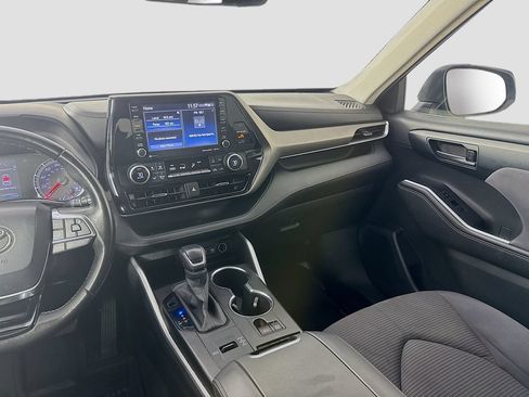 Used 2020 Toyota Highlander LE FWD image 25
