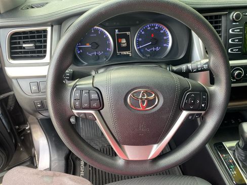 Used 2019 Toyota Highlander LE AWD/4WD image 11