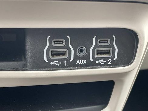 Used 2024 Chrysler Pacifica Touring-L image 21